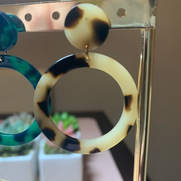 SALE💚 any 3 for $18 💚
 Tortoise Acrylic Statement Earrings Dangle - Picture 4 of 4